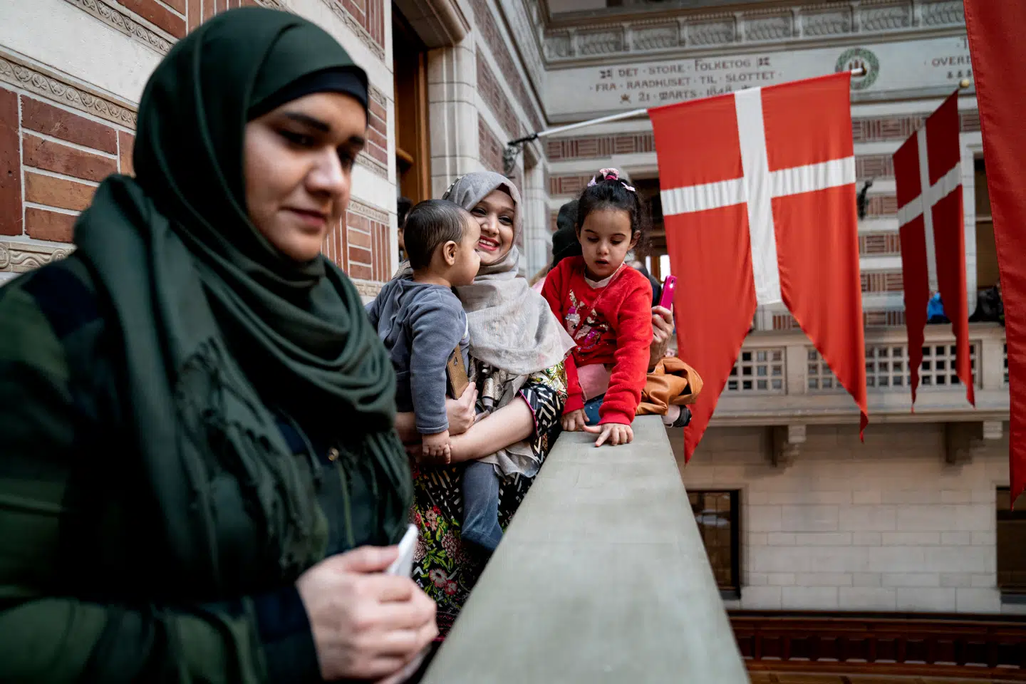 »Bare fordi Folketinget har kompetencen til at tildele statsborgerskab, betyder det ikke, at denne beføjelse skal udøves på en måde, der underminerer retsstatens principper,« skriver Tanwir Ahmad. Her følger gæster en grundlovsceremoni på Københavns Rådhus.