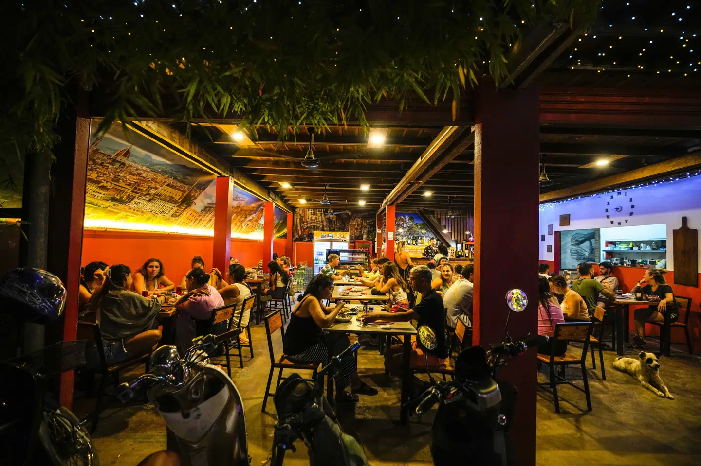 Flere turister er blevet forgiftet med methanol efter at have drukket alkohol i Vang Vieng i Laos, skriver internationale medier.
