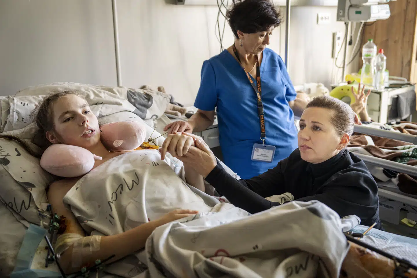 Statsministeren mødte patienter og var tydeligt mærket, da hun med blanke øjne tog den sengeliggende teenager Alina hånd. 16-årige Alina blev sammen med sin mor udsat for et angreb den 2. november 2024. Alinas mor kastede sig over hende for at redde sin datter, hvilket kostede morens liv.