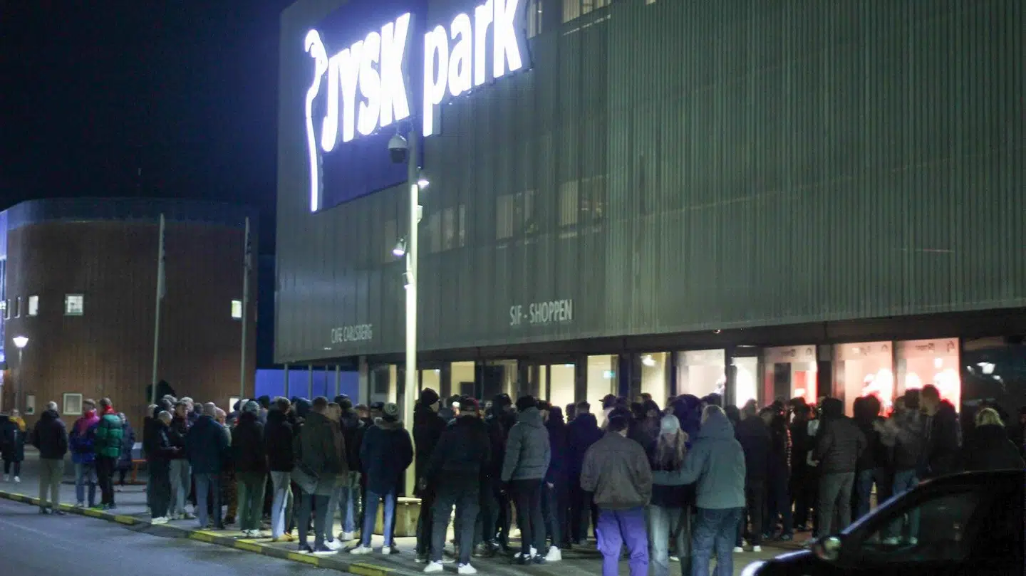 Silkeborg-fans protesterer foran stadion.