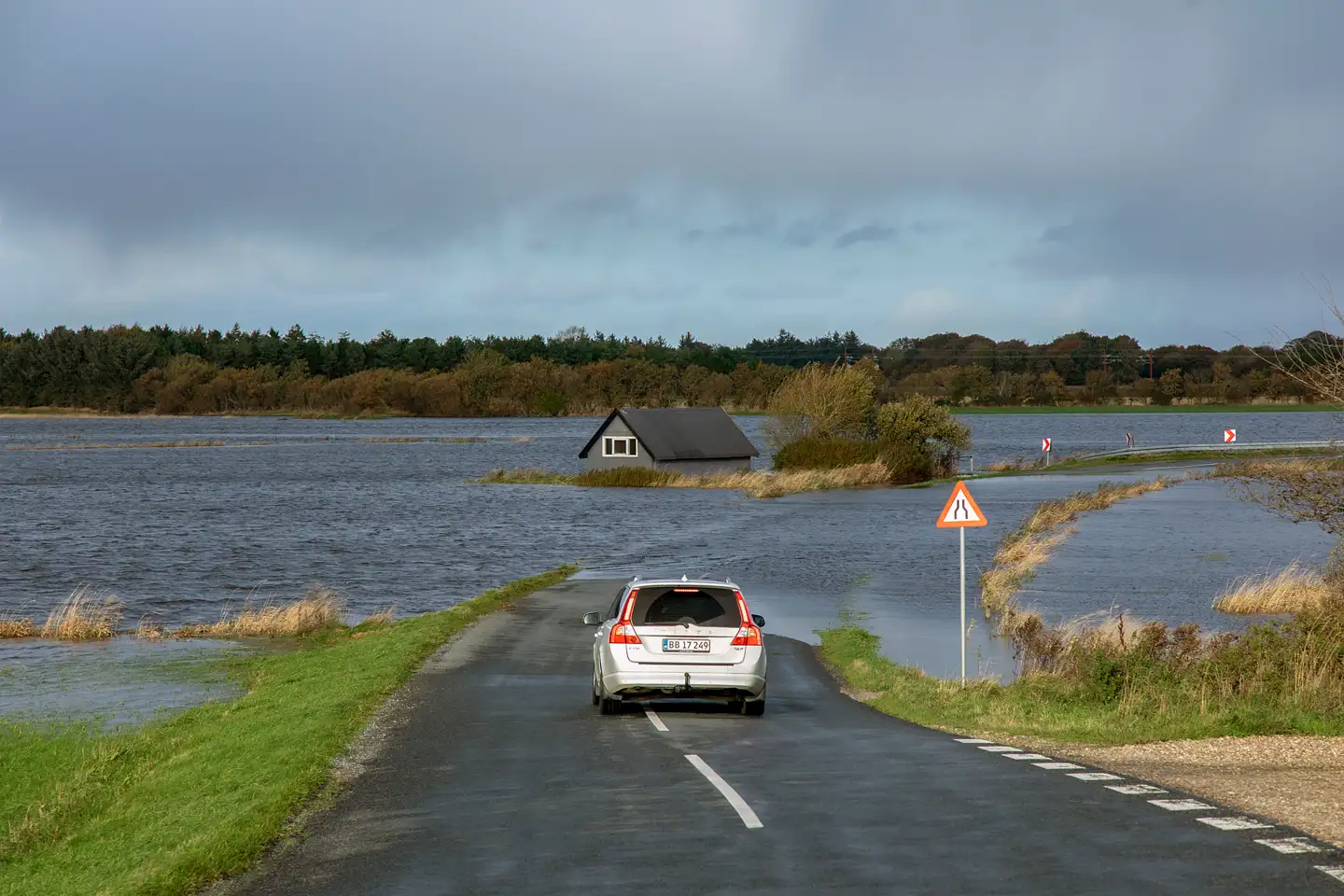Sidste år gav enorme regnmængder oversvømmelser i Esbjerg. Her oversvømmelse af broen over Sneum Å ved Sneum Kirkevej og Darumvej i Esbjerg Kommune.