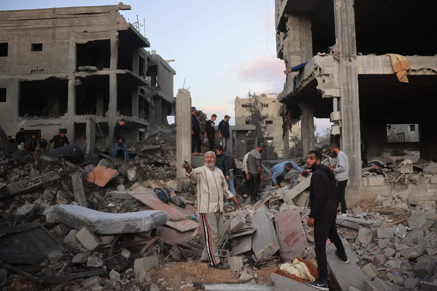 Et angreb ramte søndag flygtningelejren Bureij i Gaza, hvilket resulterede i store ødelæggelser. Nye angreb har ramt Gaza onsdag.