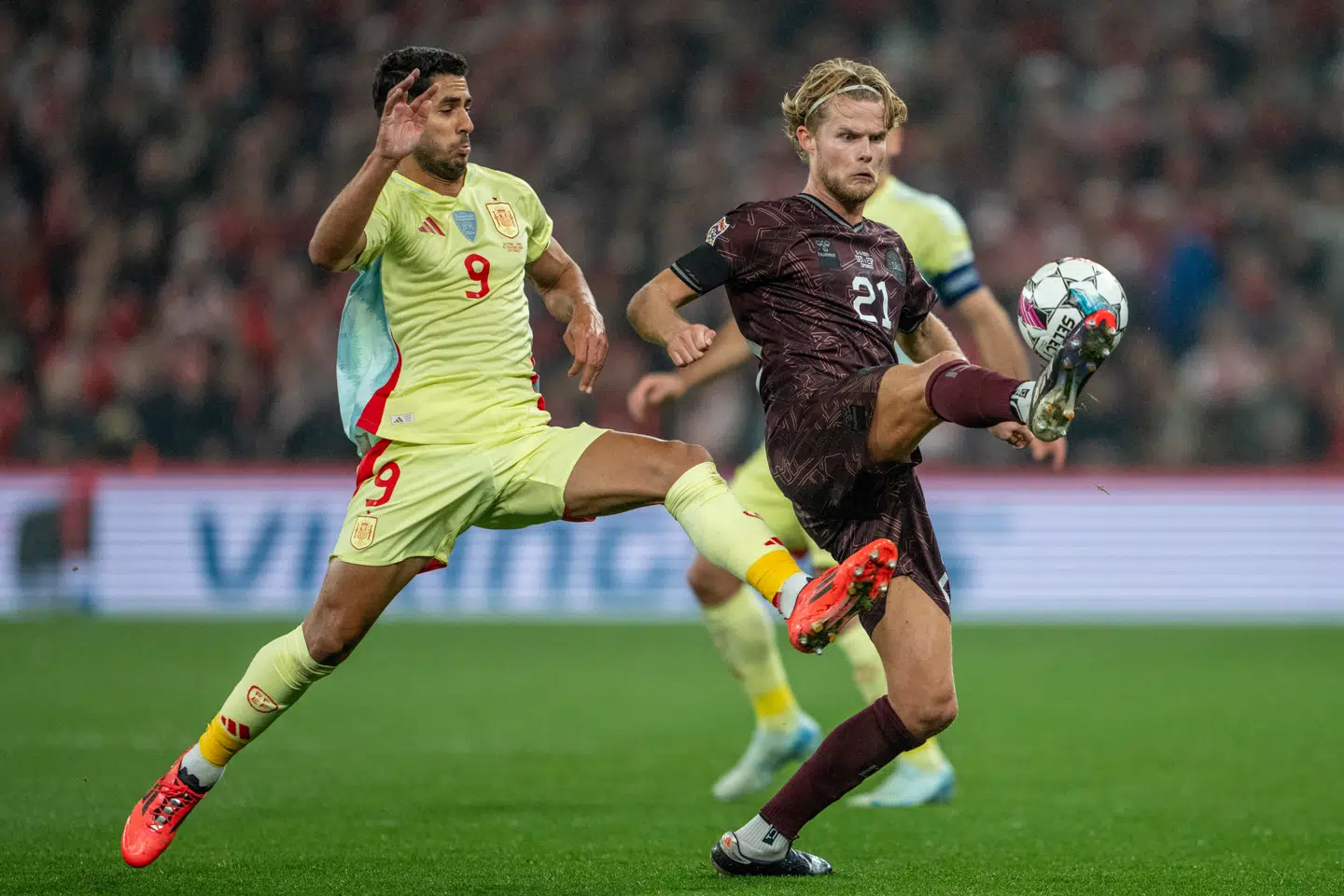 »Tænk dig at få debut for Danmark og så komme ind i omklædningsrummet og se en bordeaux trøje og bukser. Mon ikke det definerer det mest elendige nudanske ord 'nederen',« skriver Søren Dan Nielsen. Her kæmper Danmark mod Spanien 15. november 2024.