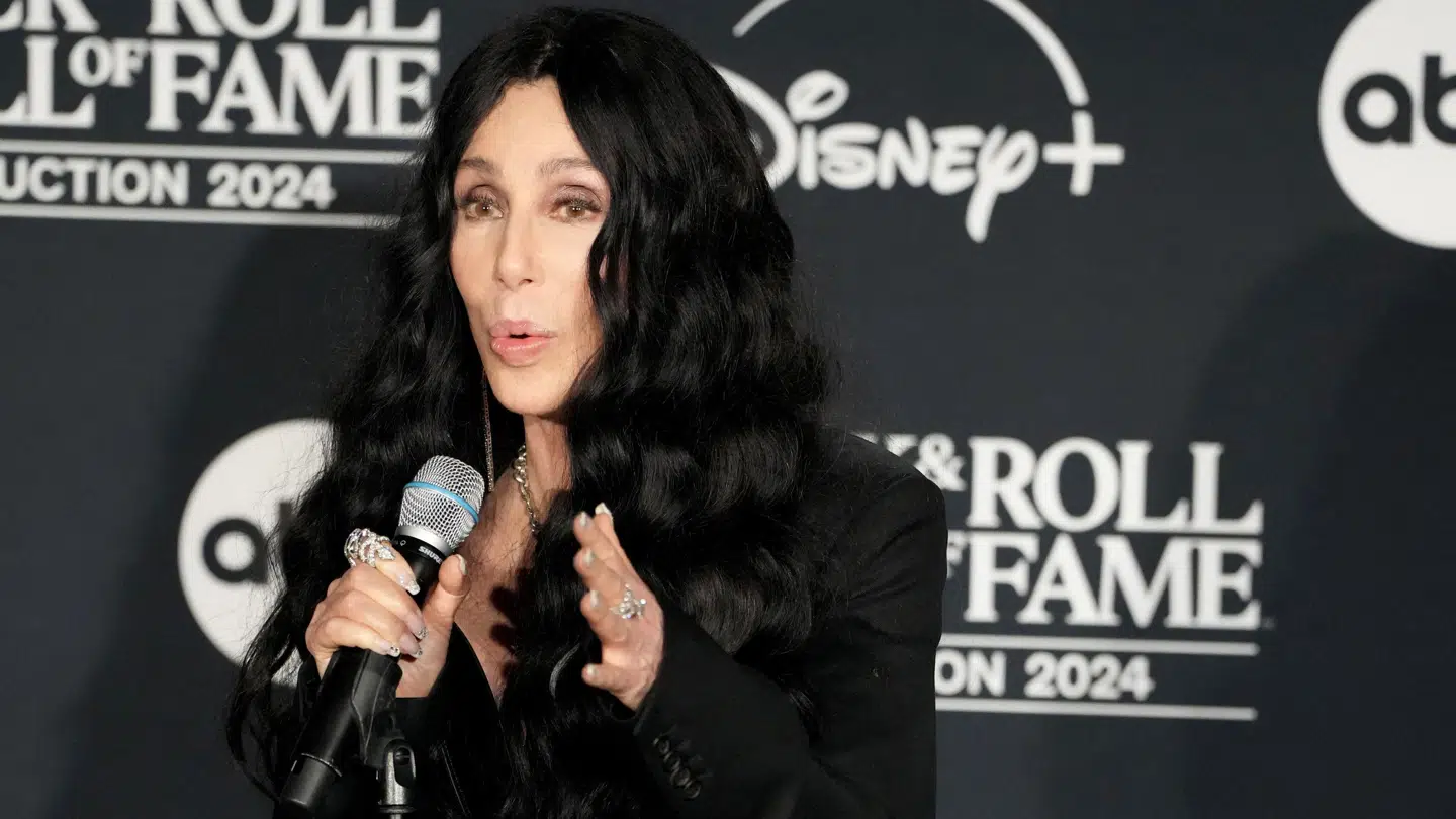 Cher har udgivet første del af sin biografi. Og hun holder sig ikke tilbage.