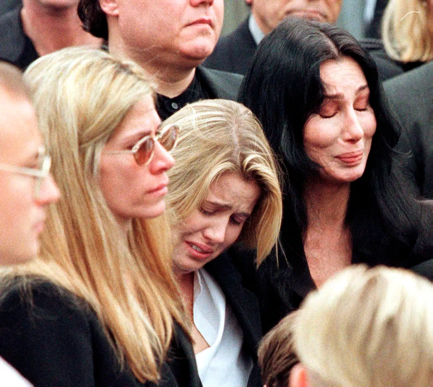 Efter et kontrollerende og kærlighedsløst ægteskab endte Sonny og Cher som venner igen. Her ses hun til hans begravelse i 1998.