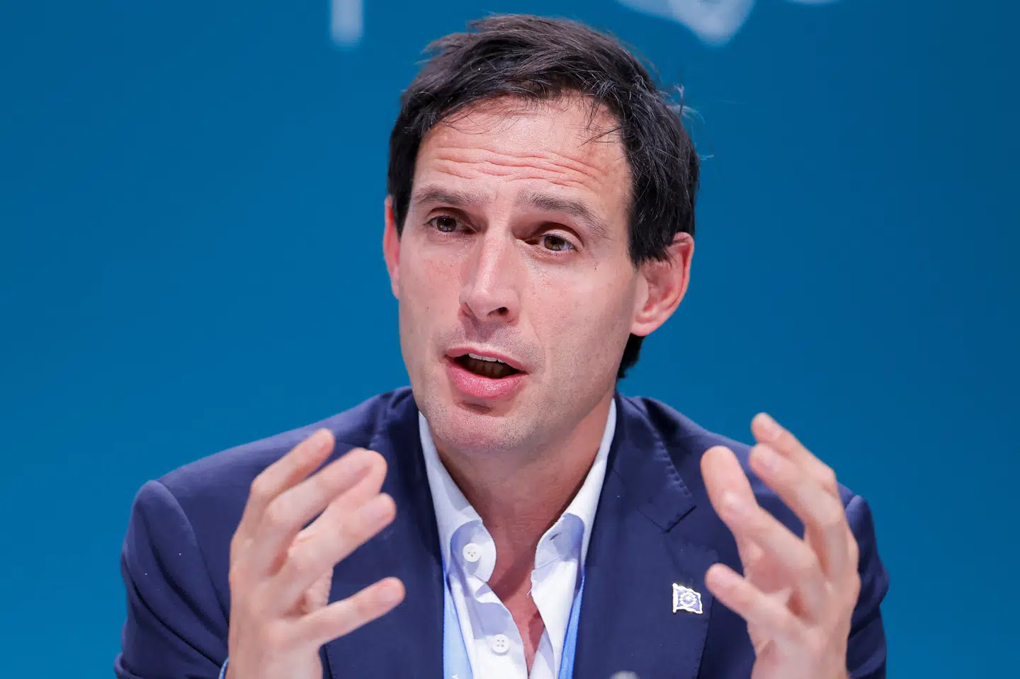 - Vi skal først designe, hvilke elementer vi skal have på plads i den konkrete tekst, siger EU's klimakommissær, Wopke Hoekstra, på et pressemødede i Baku. Han vil ikke ud med, hvor meget EU vil bidrage til klimafinansieringen til de fattigere lande.