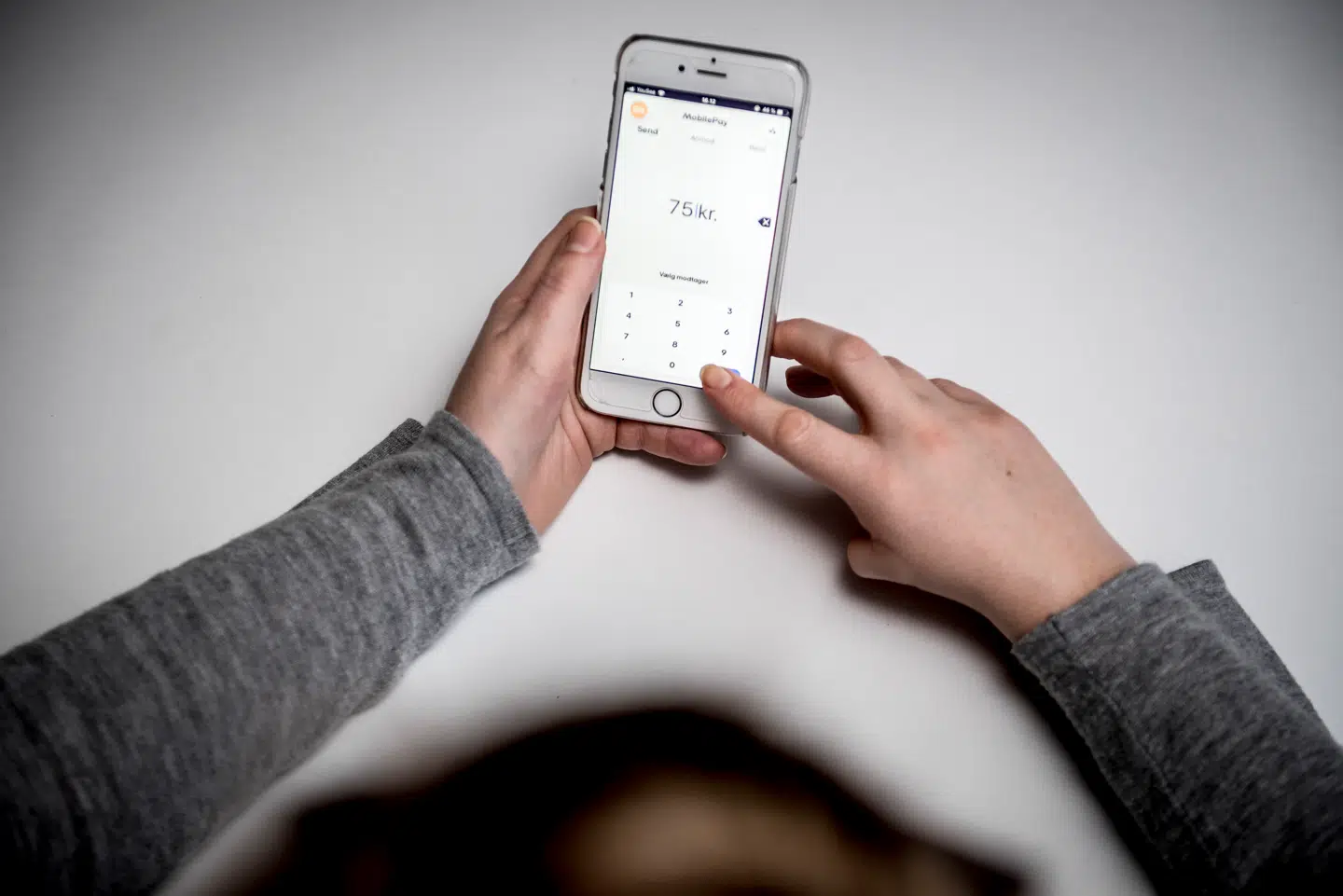 I 2024 kan man give afgiftsfrie gaver på op til 74.100 kroner til børn og børnebørn. I 2025 hæves beløbet til 76.900 kroner.