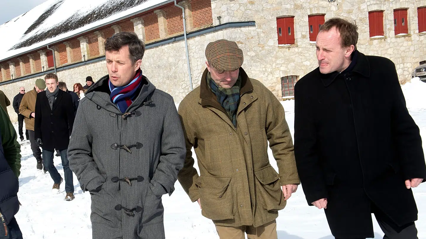 Daværende kronprins Frederik i 2013 sammen med greve Christian Moltke (i beige) under et besøg på Bregentved gods.