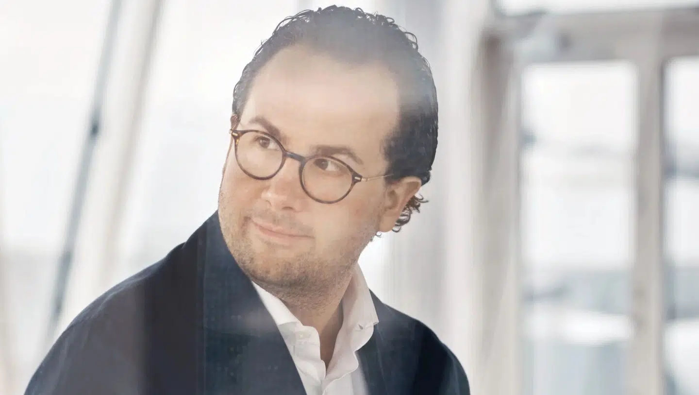 Oskar Barner Bernhardtsen er investeringsstrateg hos Saxo Bank. Han har en fortid i J.P. Morgan og ABG Sundal Collier.