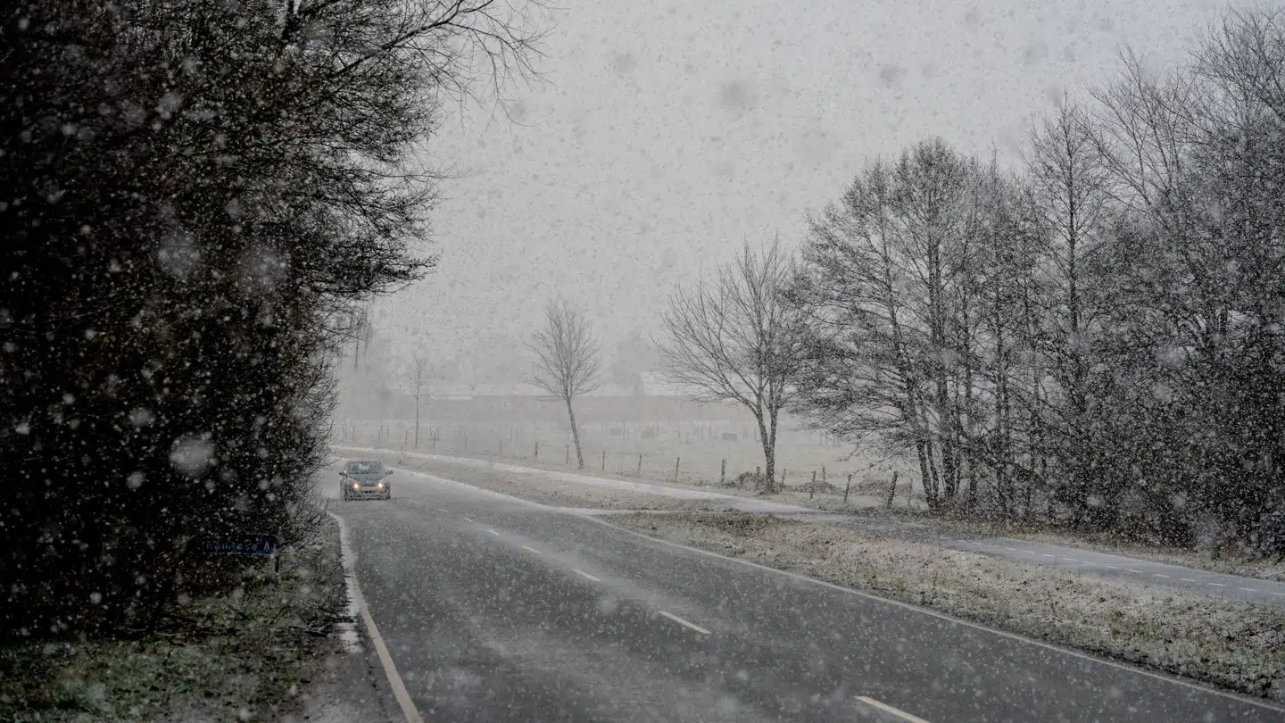 Kombinationen af sne, slud, regn og frost kan give glatte veje i eftermiddags- og aftentrafikken.