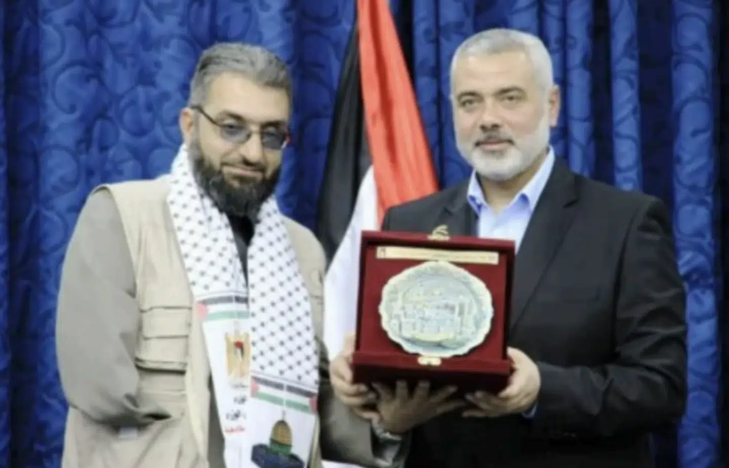 Her ses formanden for European Palestinians Conference, Amin Abu Rashid, der får overrakt en æresmedalje af den nu afdøde Hamas-leder, Ismail Haniyeh, i 2012.
