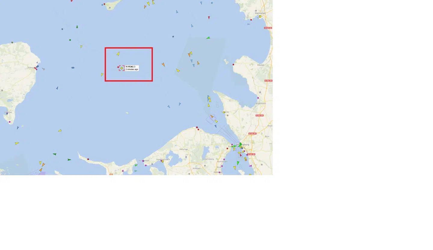 Yi Peng 3 ligger fortsat torsdag morgen i Kattegat med selskab fra den danske flåde.
