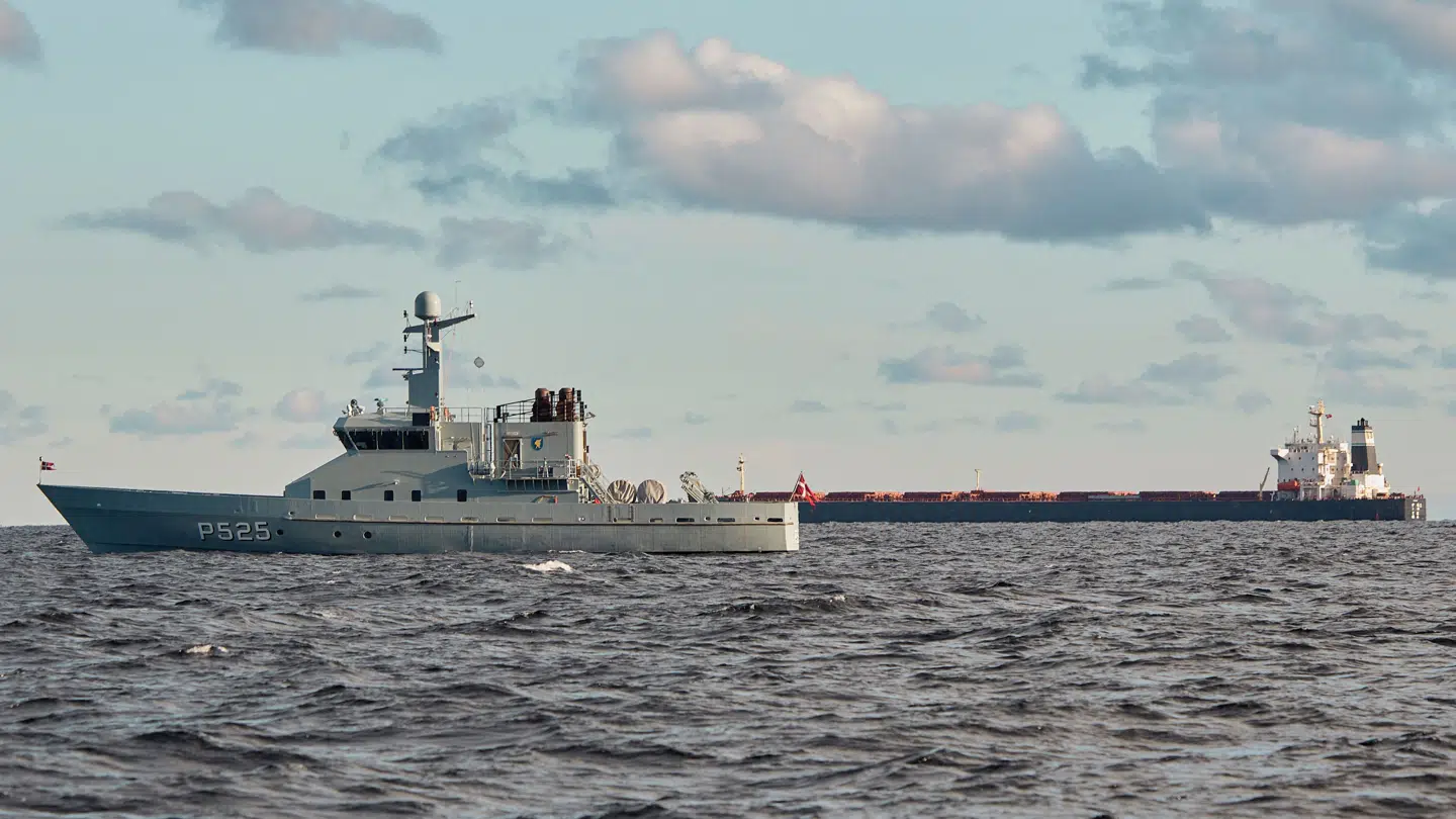 Kinesiske Yi Peng 3 ligger fortsat torsdag morgen for anker midt i Kattegat med danske Rota ved sin side.
