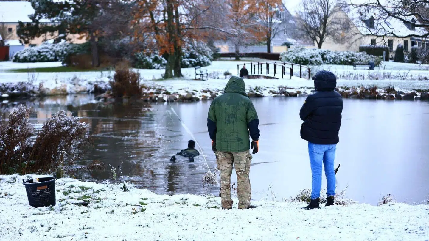 Der er dykkere i søerne ved Anlægget torsdag.