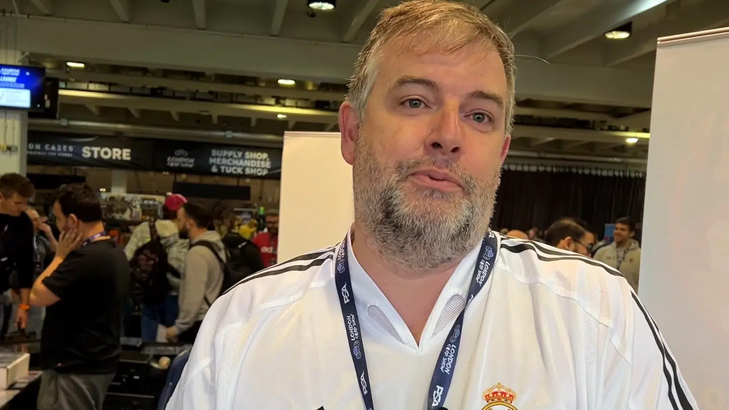 Martin Davies anser fodboldkort som aktier. Det er et flydende marked, som man skal kende, hvis man skal tjene penge på det.