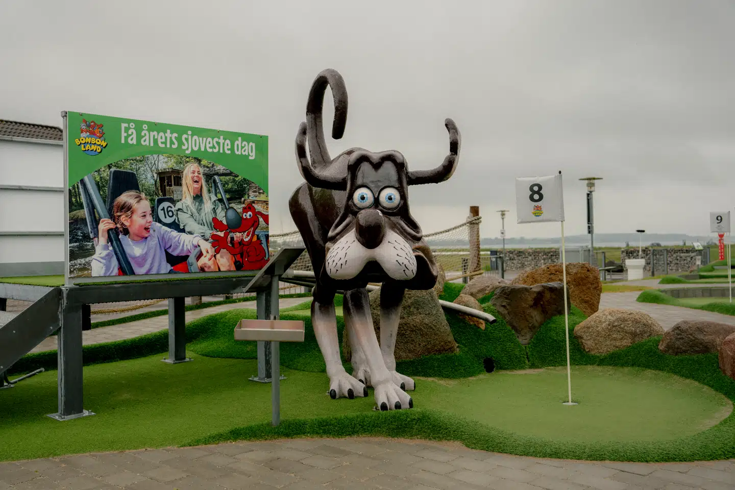 En minigolfbane ligger midt i et område, der på papiret skulle indeholde Danmarks mest unikke og sårbare vilde natur, hvor truede insekter og sjældne fugle kan boltre sig.