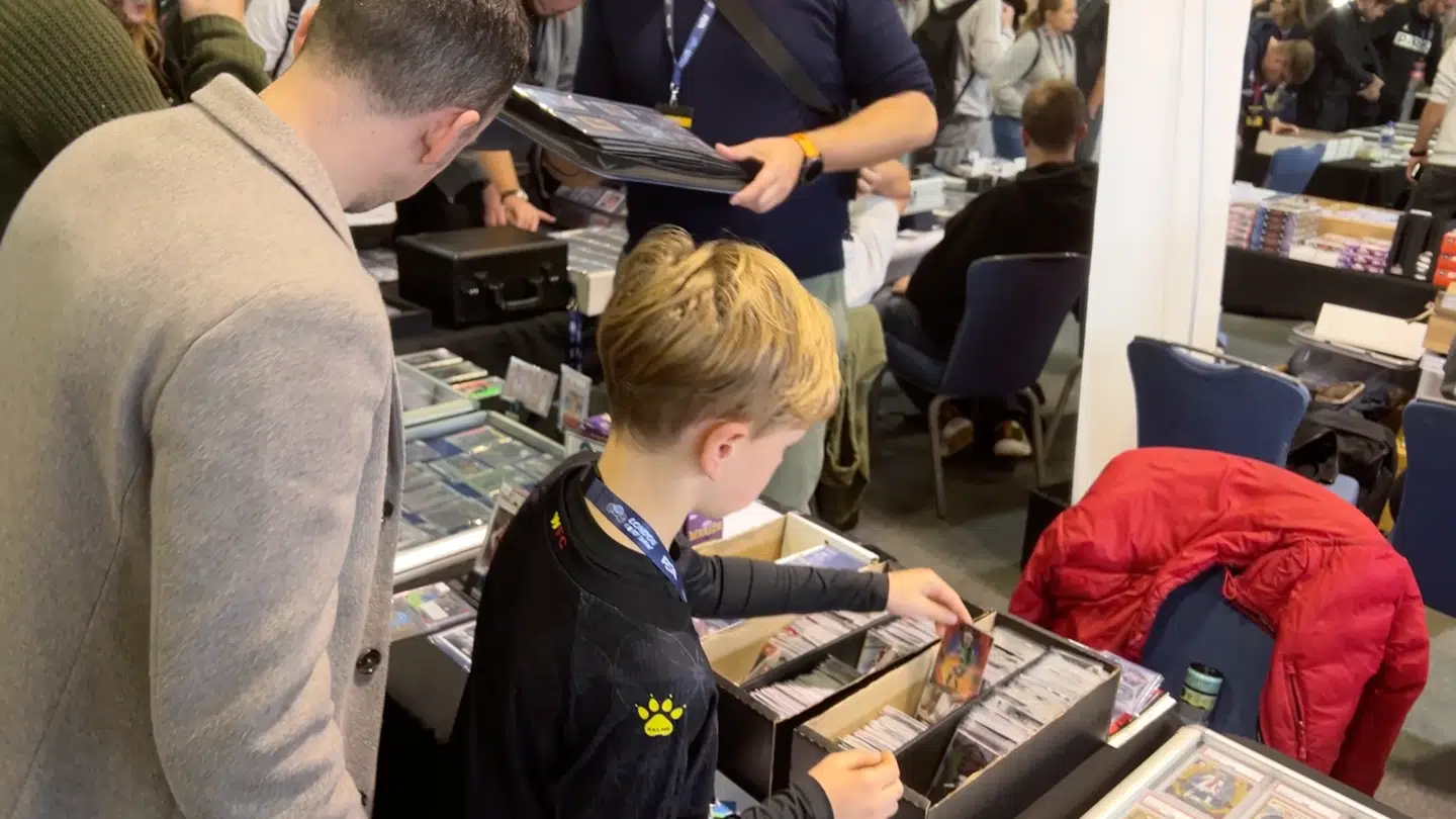 En far og søn til kortmesse i London