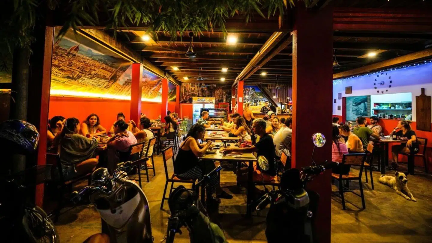 Turister på en bar i Laos' hovedstad Vang Vieng. Arkivfoto.