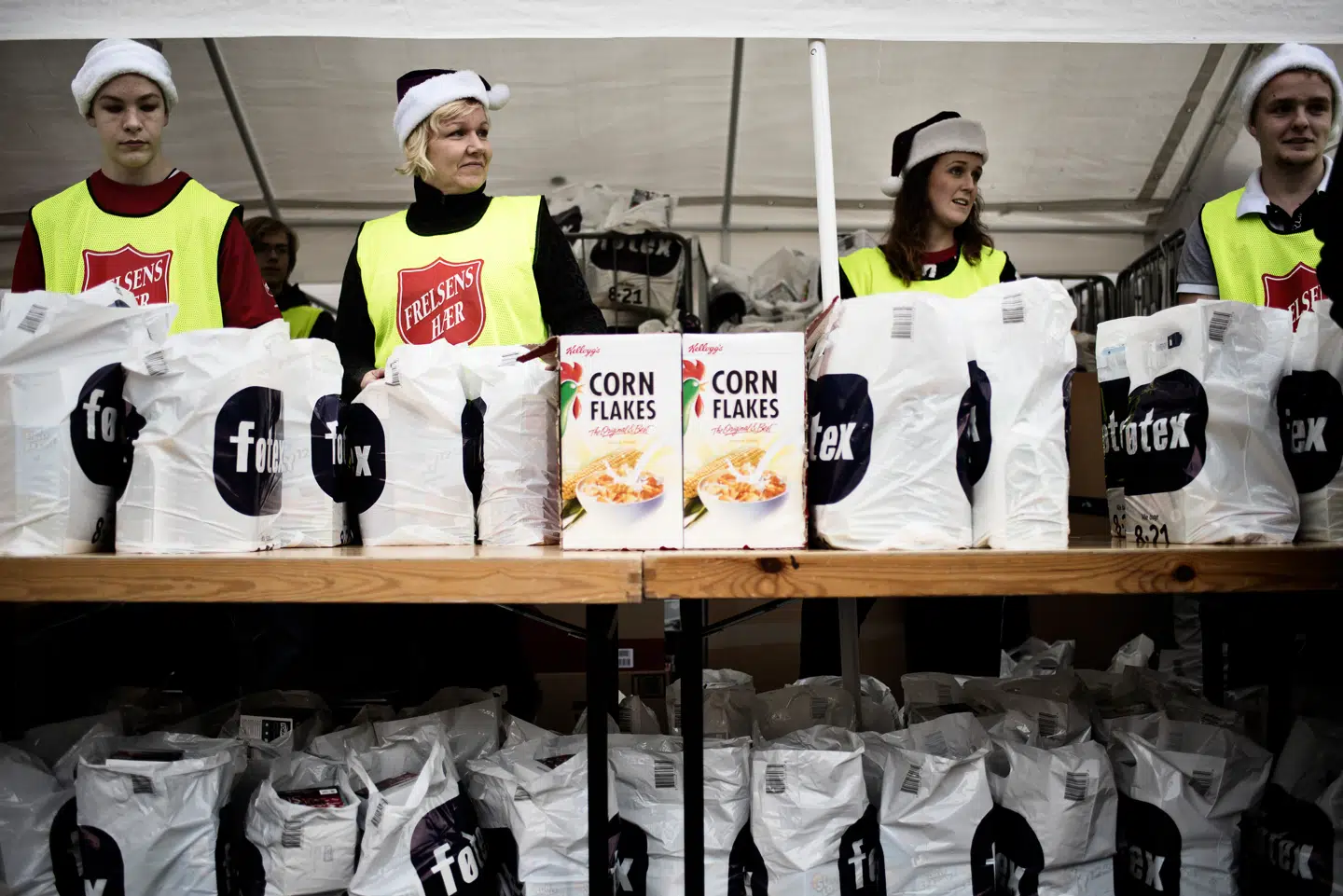 »At reducere nogens identitet til at være udsat underminerer menneskelige ressourcer og potentialer,« skriver Kirsten Trans. Her uddeler Frelsens Hær julehjælp 21. december 2015.