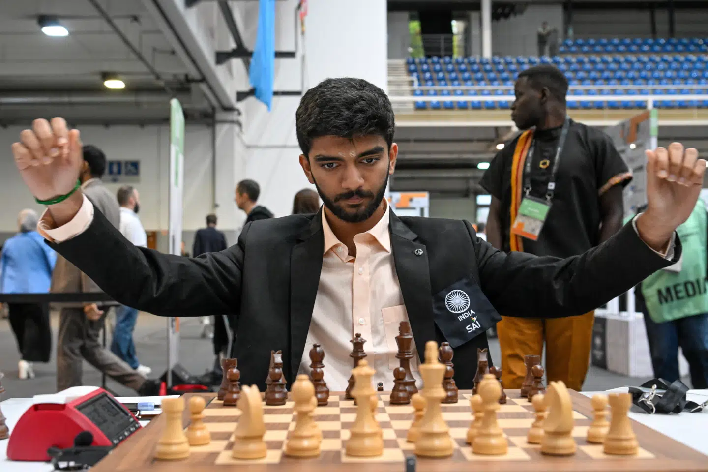 Den 18-årige inder Dommaraju Gukesh har med kometfart nærmet sig verdenseliten i skak. Nu står han over for sit livs største udfordring i mødet med den regerende verdensmester, kinesiske Ding Liren, i duellen om VM i skak.