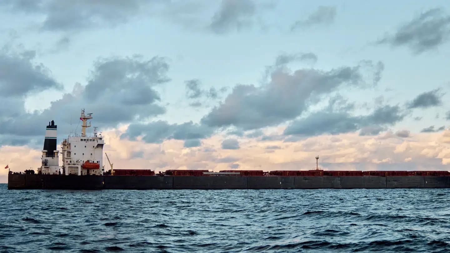 Den kinesiske bulk carrier Yi Peng 3 har siden tirsdag været fulgt tæt af danske flådefartøjer igennem dansk farvand.