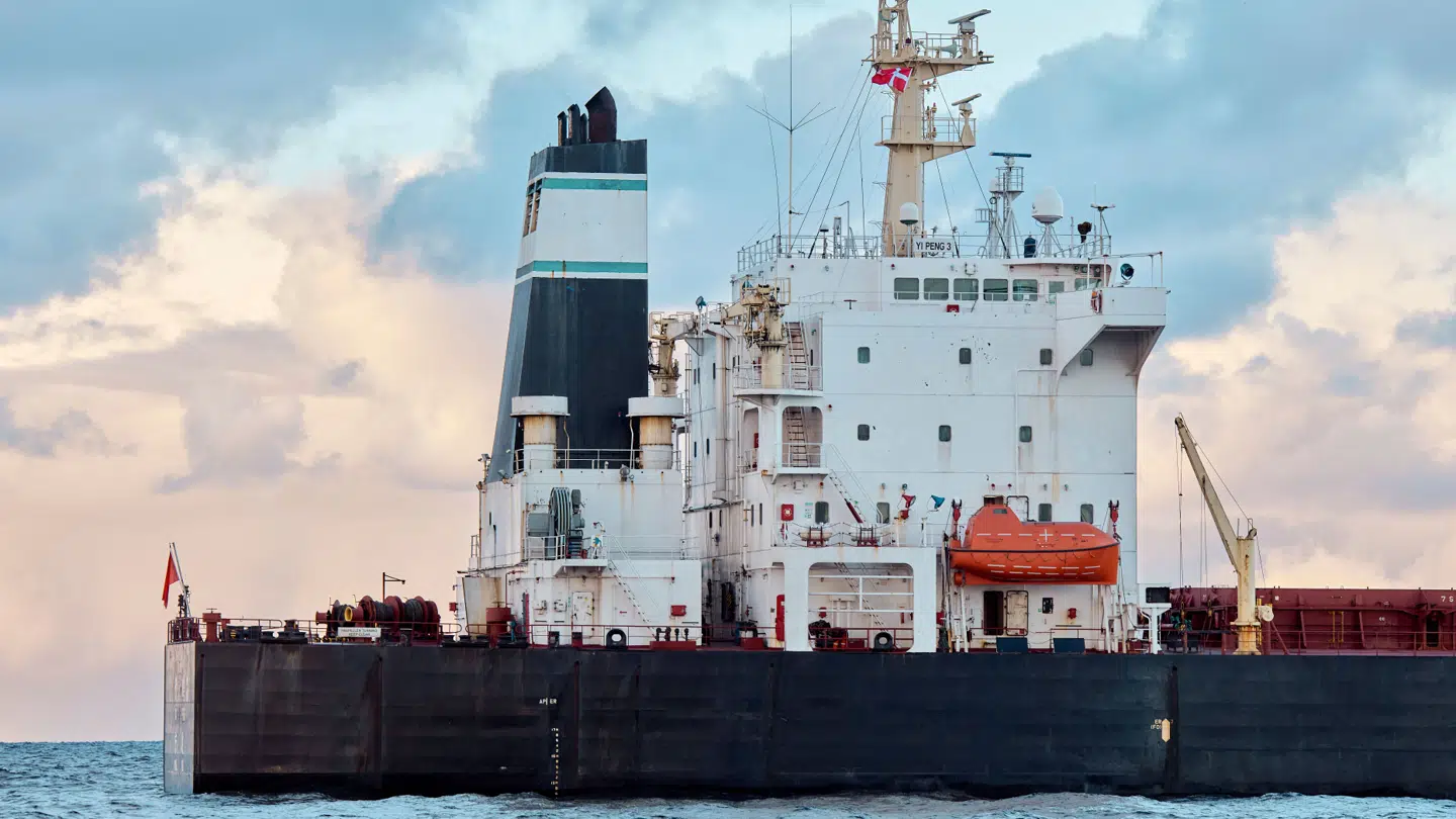 Den kinesiske bulk carrier Yi Peng 3 ligger for anker i Kattegat, onsdag den 20. november 2024. Skibet har siden tirsdag været fulgt tæt af danske flådefartøjer igennem dansk farvand.