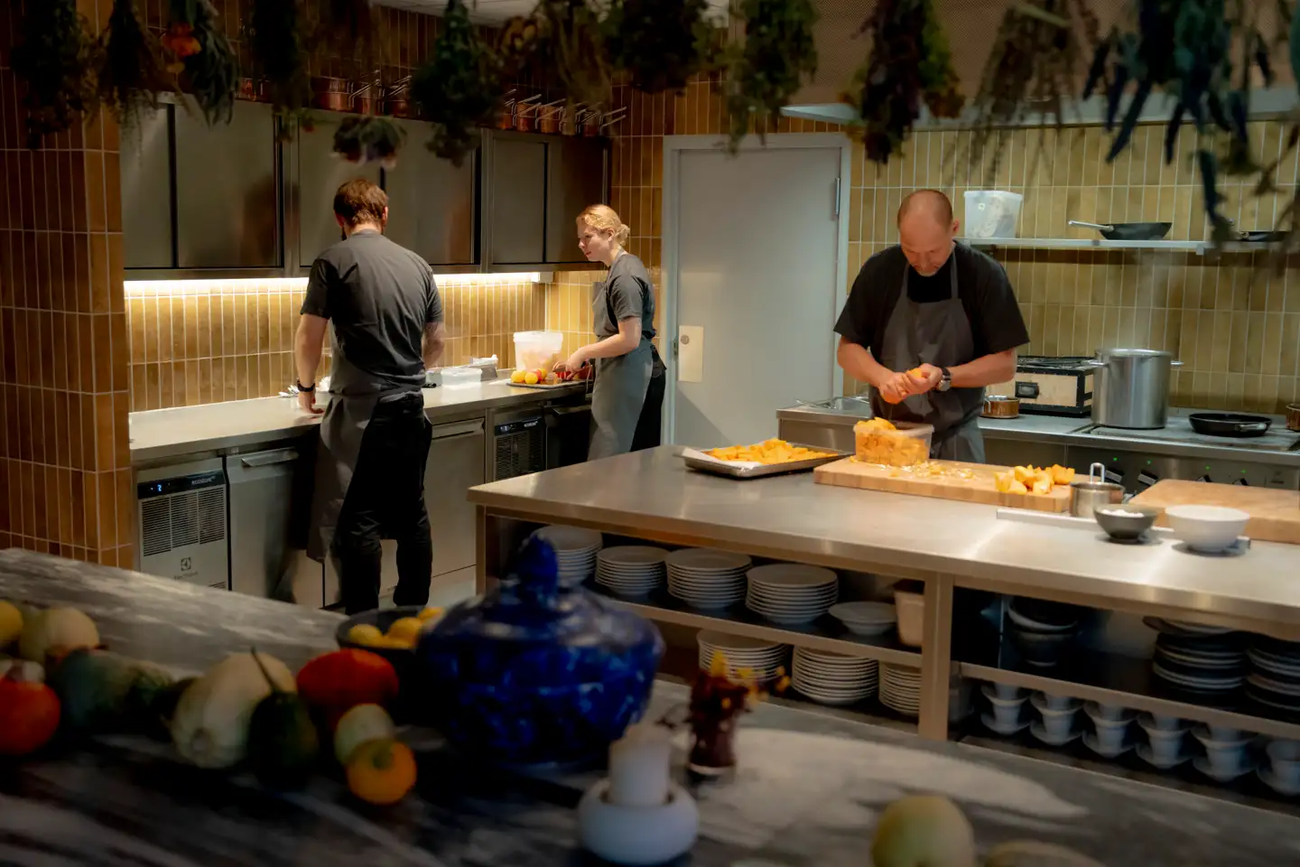 Fra Vies store åbne køkken styrer Mikkel Maarbjerg og co. med rolige bevægelser og logistisk overskud slagets gang.