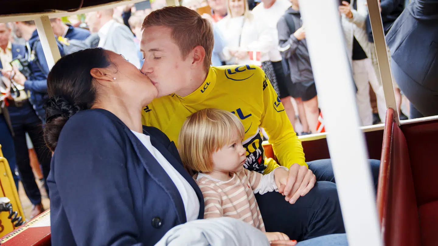 Jonas Vingegaard med hustruen, Trine, og datteren, Frida.