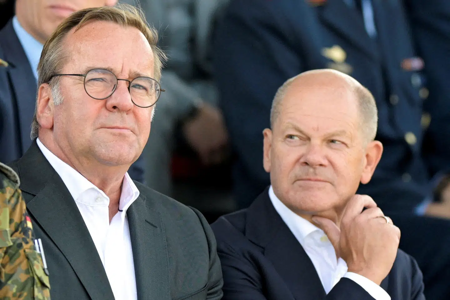 Tysklands forbundskansler, Olaf Scholz (t.h.), scorer ikke højt i meningsmålingerne. Men hans forsvarsminister, Boris Pistorius (t.v.), er mere populær. Torsdag afviser Pistorius dog, at han skulle være interesseret i kanslerposten i forbindelse med det kommende nyvalg. (Arkivfoto)