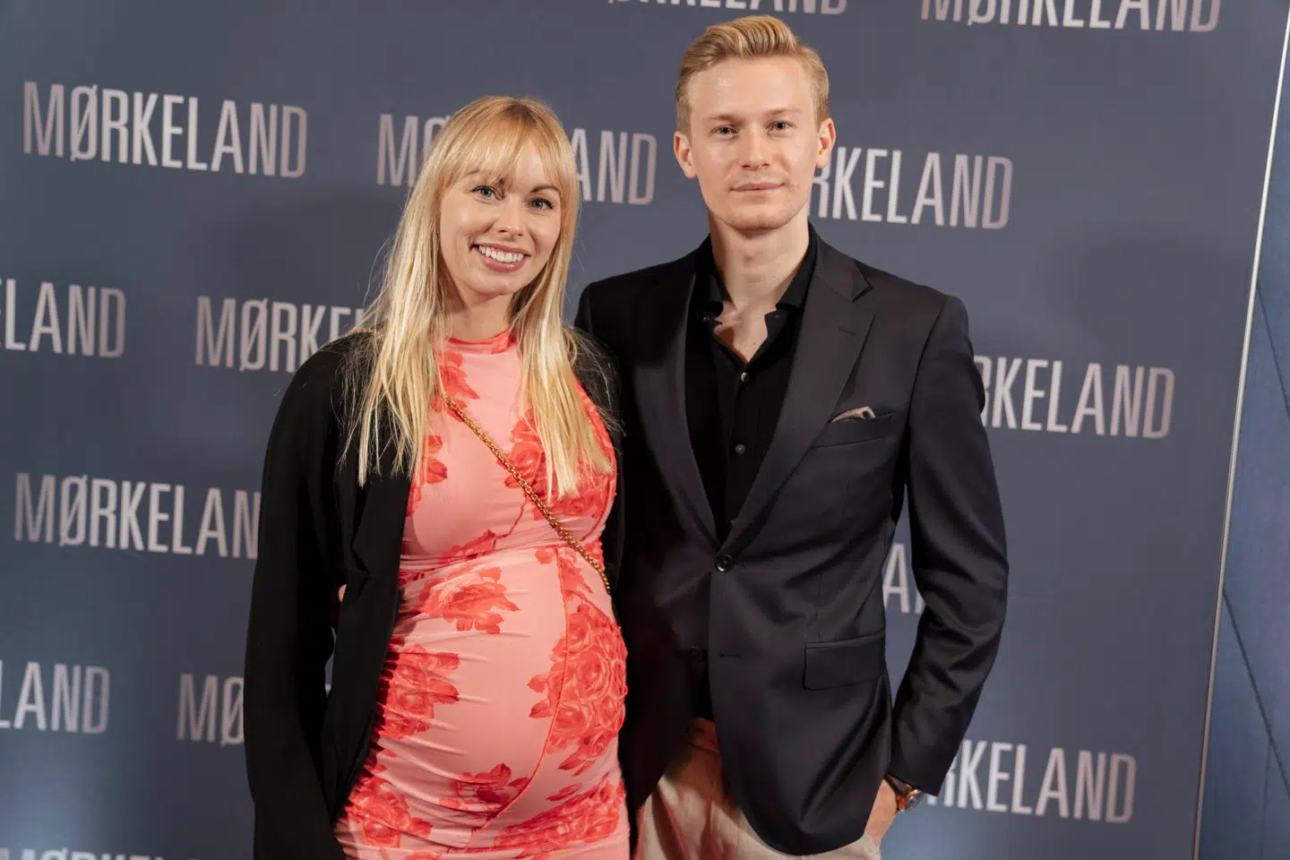Her ses gravide Jenna Bagge og Albert Rosin Harson til Gallapremieren på filmen Mørkeland i Imperial i København tirsdag den 20. august 2024. (Foto: Thomas Traasdahl/Ritzau Scanpix)