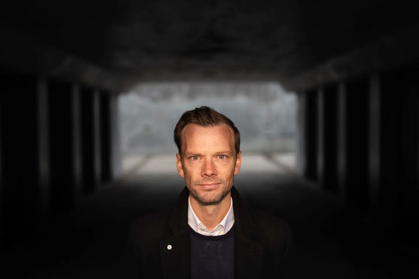 Hummelgaards bog »Der er noget, vi skal tale om« indeholder beskrivelser af, hvordan Hummelgaards far var voldelig over for moderen og Hummelgaard selv.