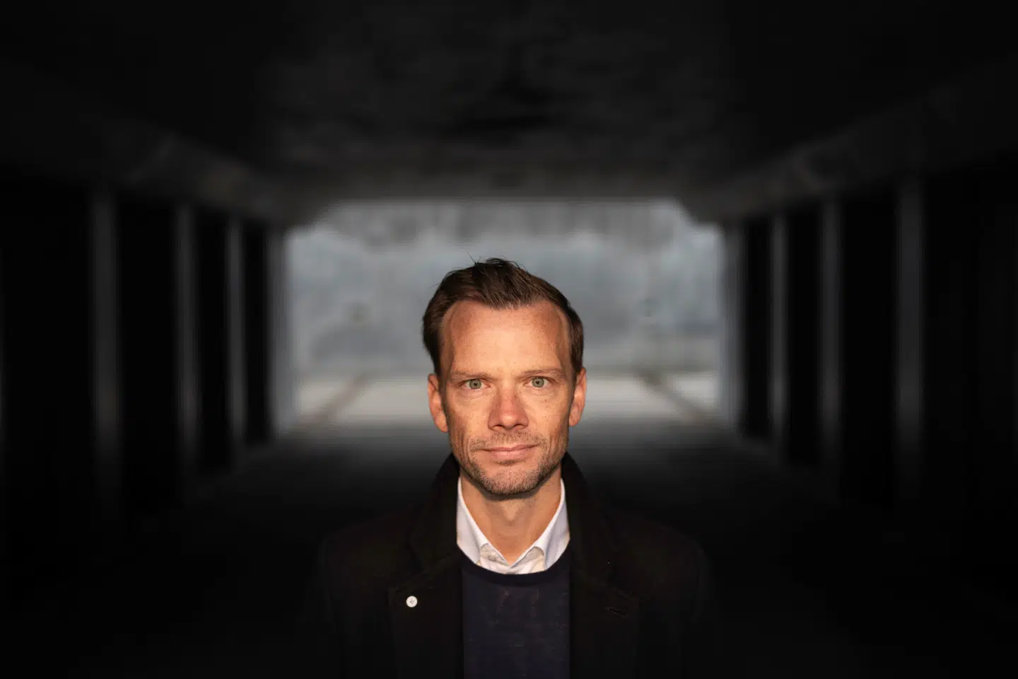 Hummelgaards bog »Der er noget, vi skal tale om« indeholder beskrivelser af, hvordan Hummelgaards far var voldelig over for moderen og Hummelgaard selv.