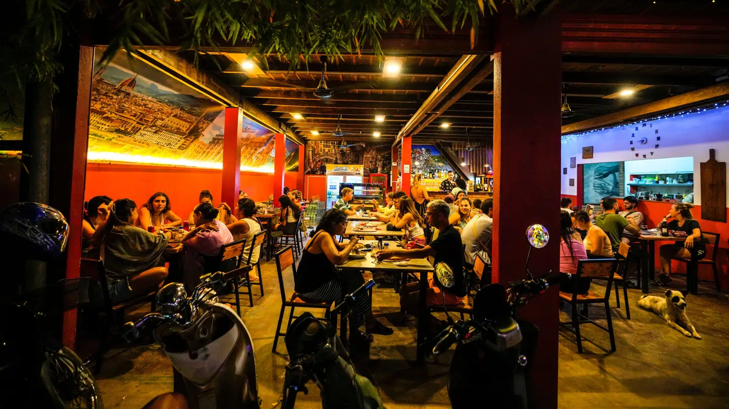 Her ses turister ved et hostel i Vang Vieng i Laos den 19. november.