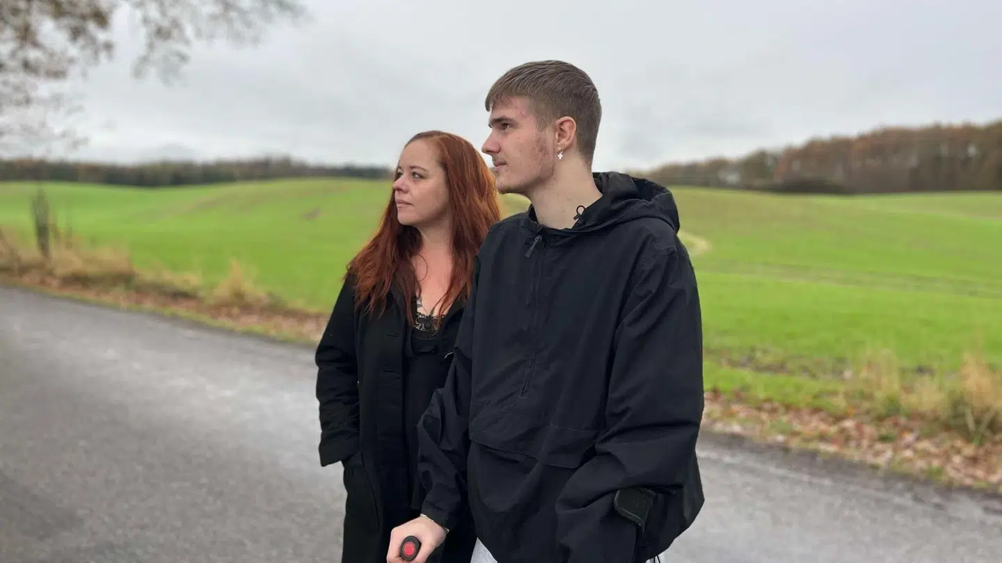 Her ses Villads sammen med sin mor, Sissel. Hun er rystet over et manglende tilbud på krisehjælp.