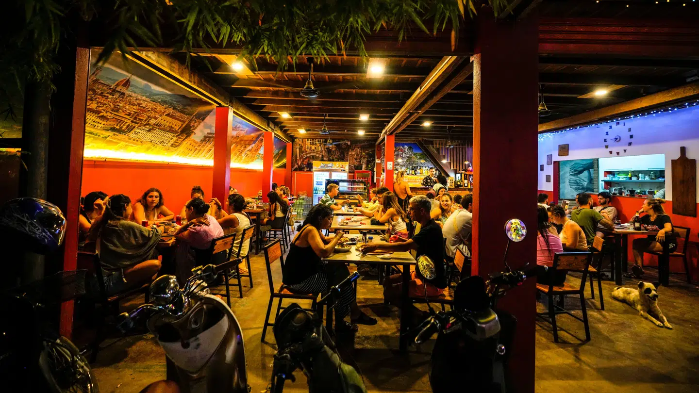 Turister på Nana Backerpacker Hostel i Vang Vieng i Laos.