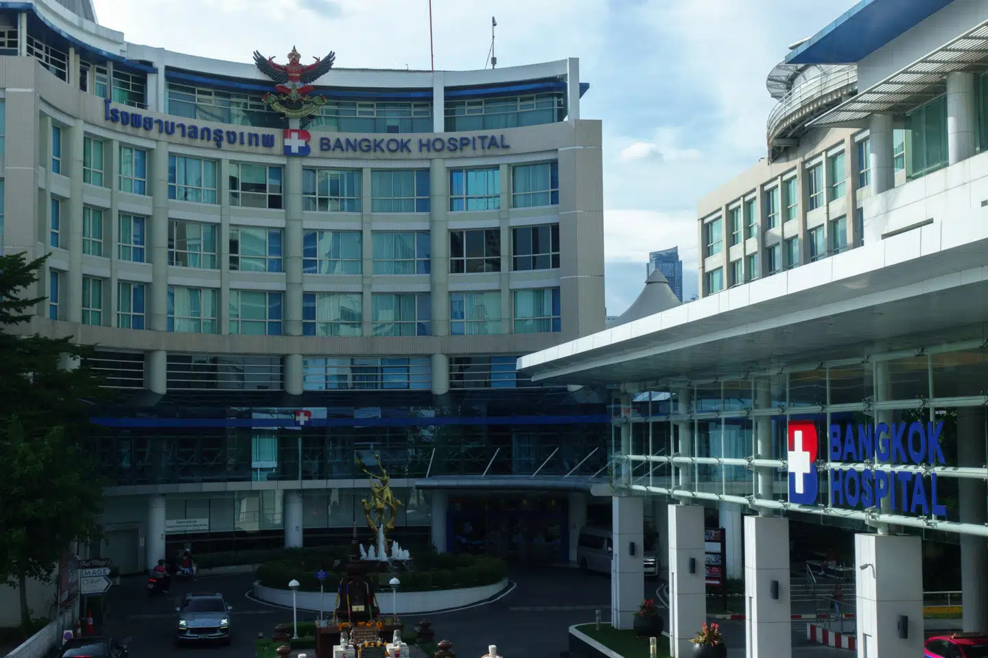 Den 19-årige kvinde er afgået ved døden på et hospital i Bangkok i Thailand.