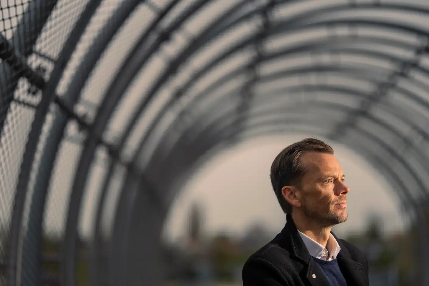 »Hummelgaard måtte håbe på sin morfar og mosters hjælp, når volden meldte sin ankomst. Nogle gange kom de. Andre gange var de der ikke,« skriver Søren Pind.