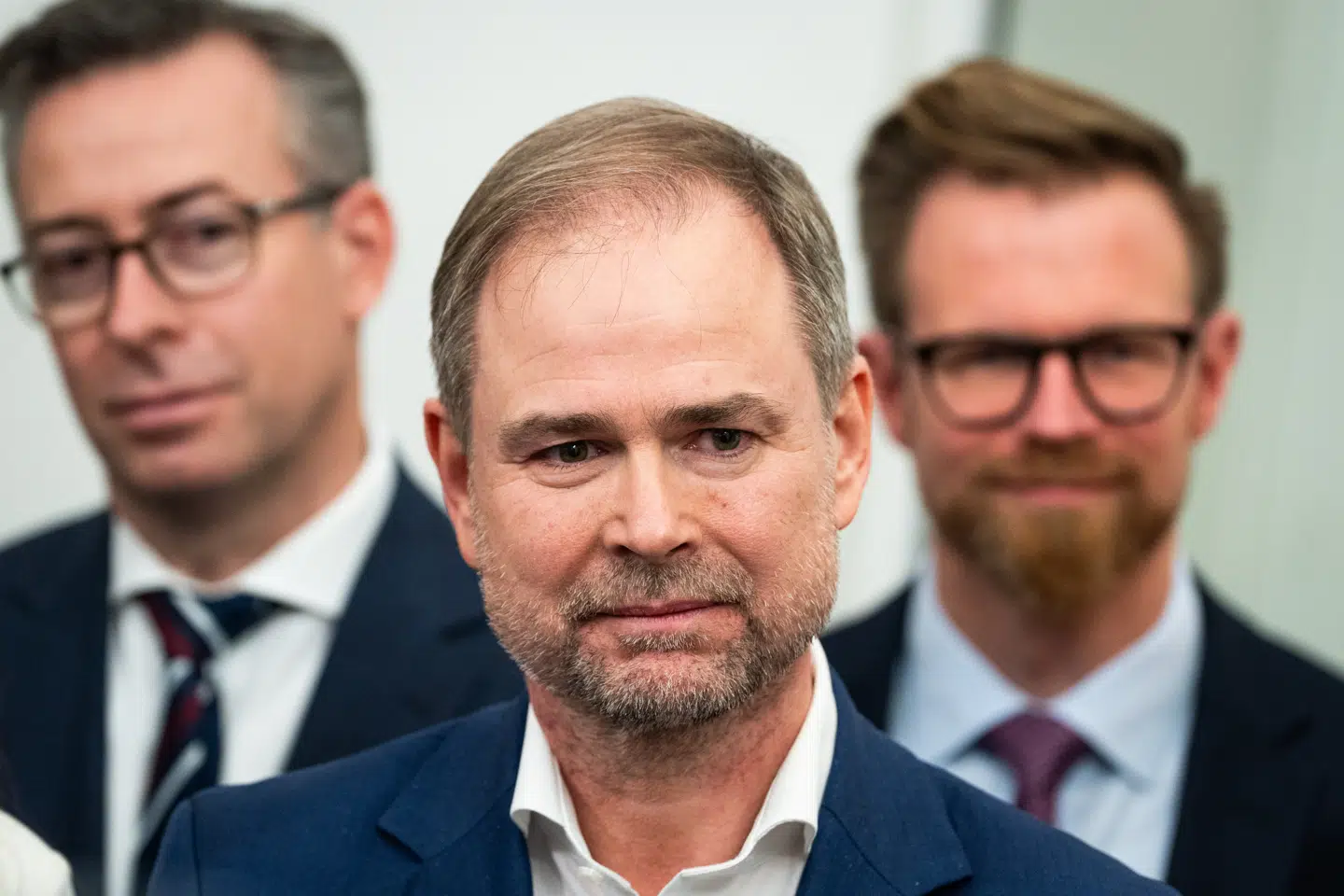 Hans Andersen (V), finansminister Nicolai Wammen (S) og Benny Engelbrecht (S) til doorstep. Foto: Emil Nicolai Helms, Scanpix