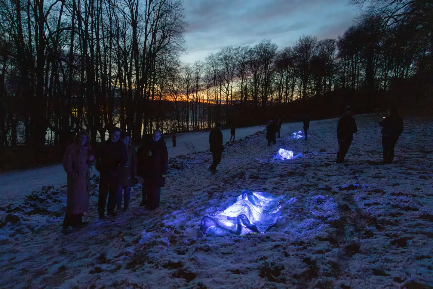 Komponisten Alice Weiss har lavet lydværket »Havets favn«, som suppleres af nogle iskolde, blå plexiglasskulpturer.