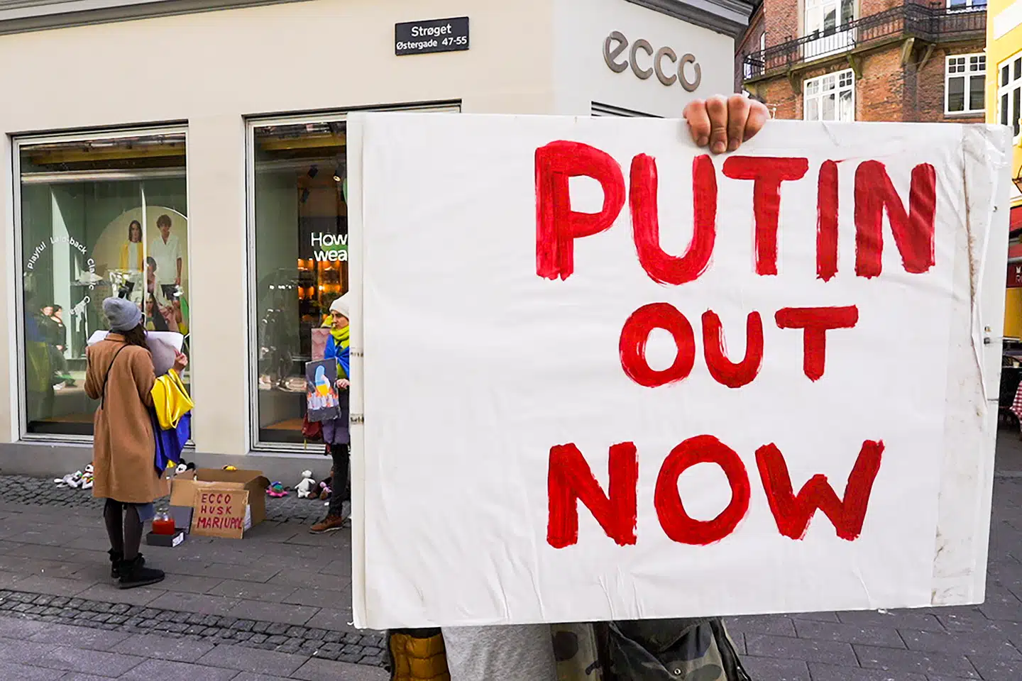 Utilfredse demonstranter gav udtryk for deres vrede over ECCOs beslutning om at forblive i Rusland og stillede op med bannere foran forretningen på Strøget i København.