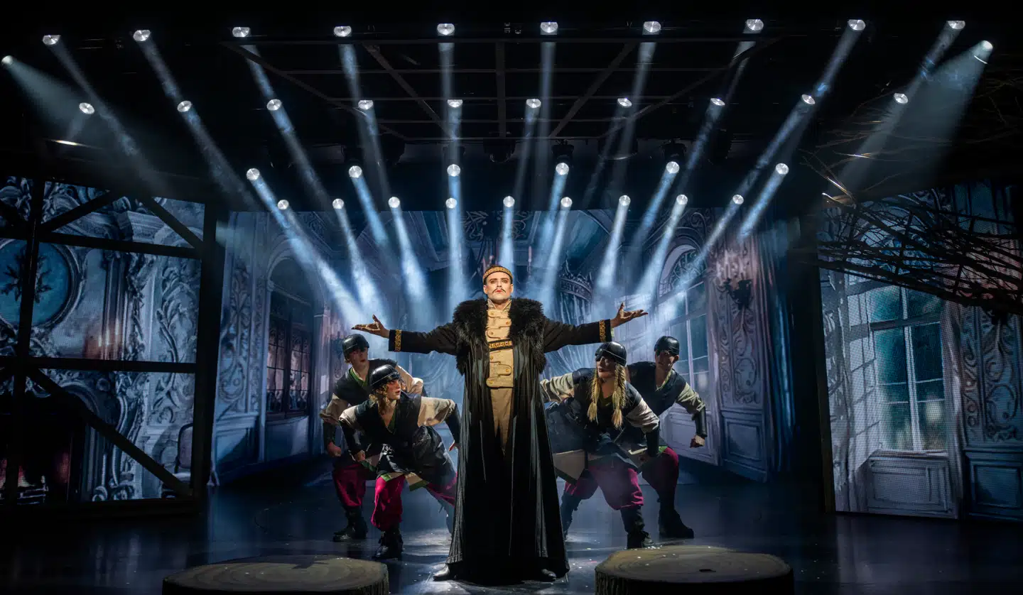 Med dansere, led-skærme og ondsindede nisser styrer »Tinka – et juleeventyr« ambitiøst imod et julehit, der kan samle børn og voksne i Tivoli.