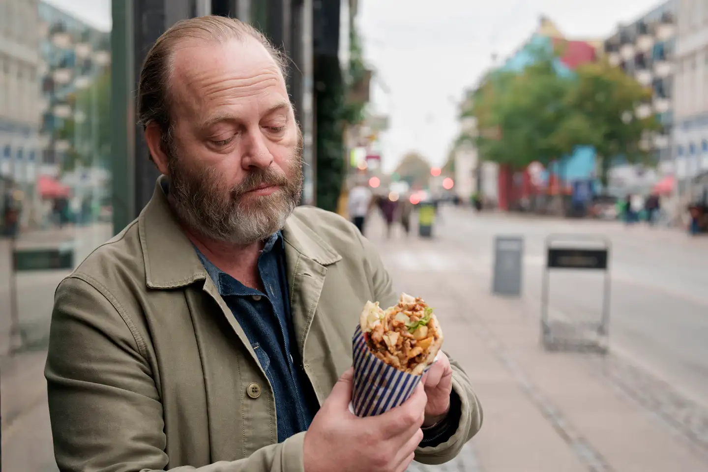 Søren Jacobsen Damm, gastronomiredaktør på Berlingske, gør klar til at sætte tænderne i sin frokost. Allerede i folkeskolen insisterede han på takeaway i stedet for sin mors hjemmesmurte madder.