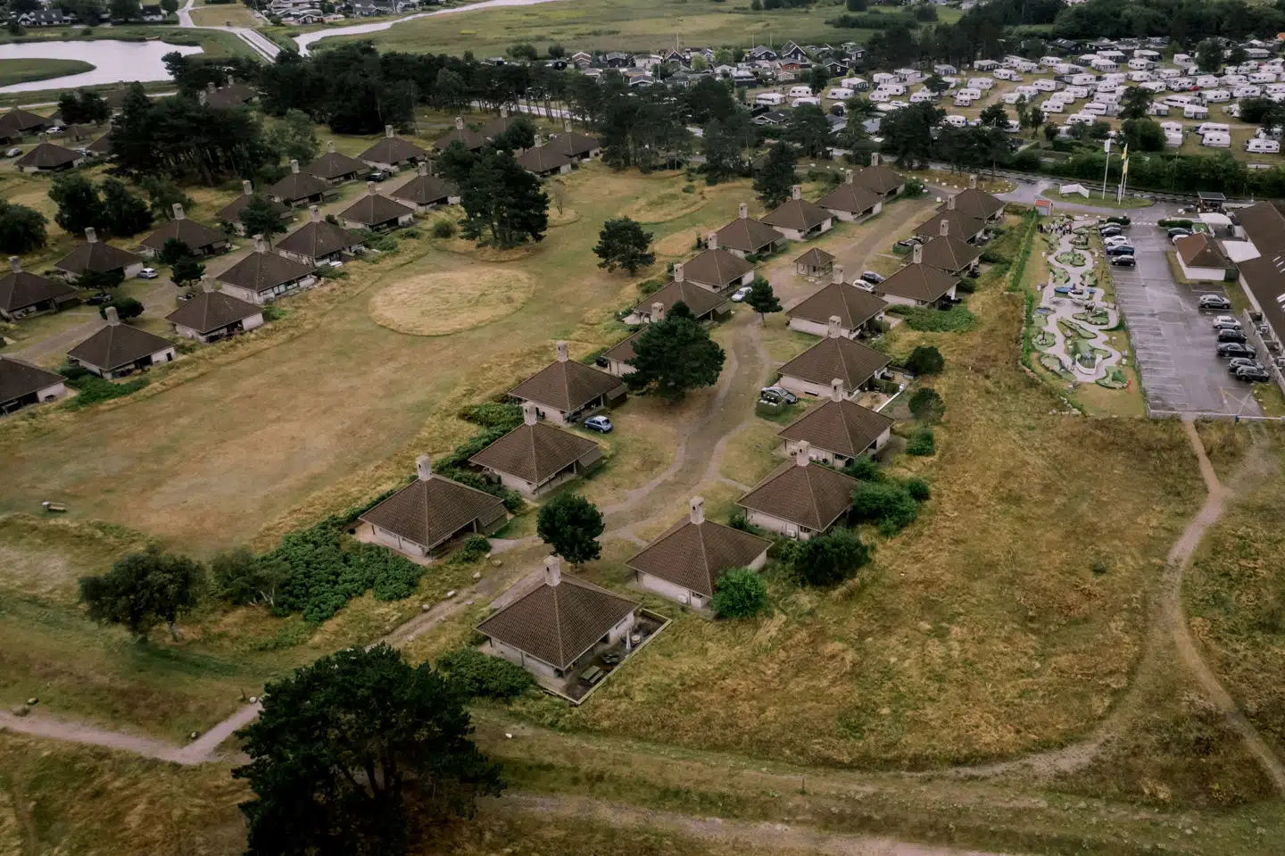 85 identiske sommerhuse af mursten ligger spredt ud over en strandeng nær Næstved – midt inde i et af Danmarks beskyttede Natura 2000-områder.