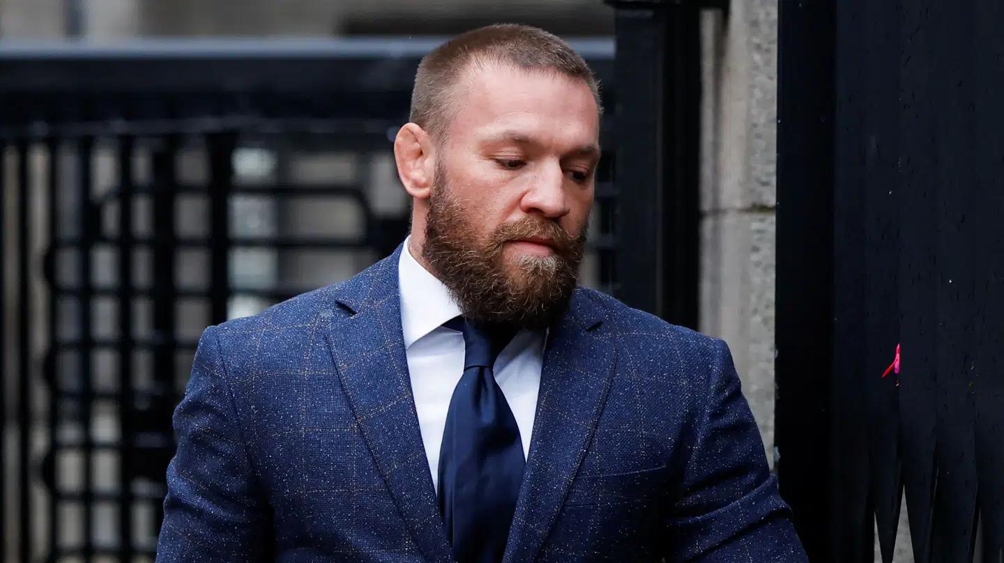 Conor McGregor ankommer til retten.