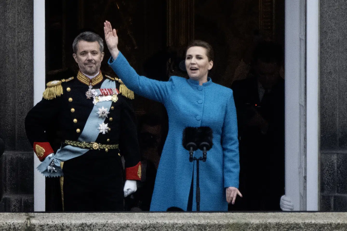 Statsminister Mette Frederiksen (S) har fredag modtaget en orden fra kong Frederik. I januar droppede Socialdemokratiet et princip om ikke at tage imod kongelige ordener og medaljer. (Arkivfoto).