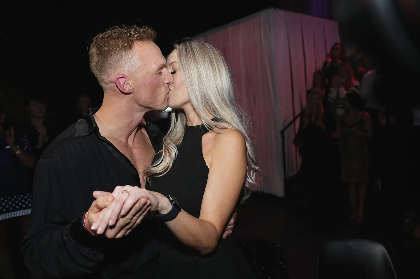 Philip May og Simone Hvenegaard lærte hinanden at kende i 2017, da de begge tjekkede ind på "Paradise Hotel". Nu kimer bryllupsklokkerne.