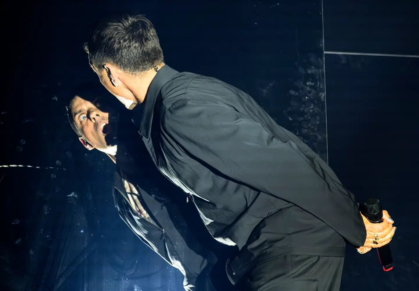 Det, der skulle have været en vaskeægte fest, endte mere som en forestilling om en fest, da Simon Kvamm og resten af Hugorm gav et totalteater af en koncert i Royal Arena.