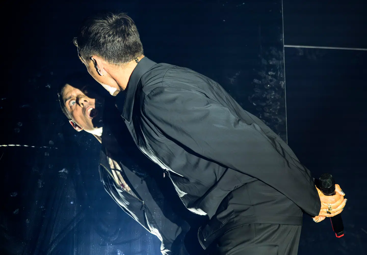 Det, der skulle have været en vaskeægte fest, endte mere som en forestilling om en fest, da Simon Kvamm og resten af Hugorm gav et totalteater af en koncert i Royal Arena.