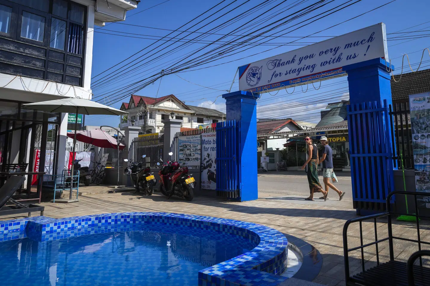 Nogle af ofrene for mistænkt metanolforgiftning i Vang Vieng blev fundet på deres værelser på deres hostel.