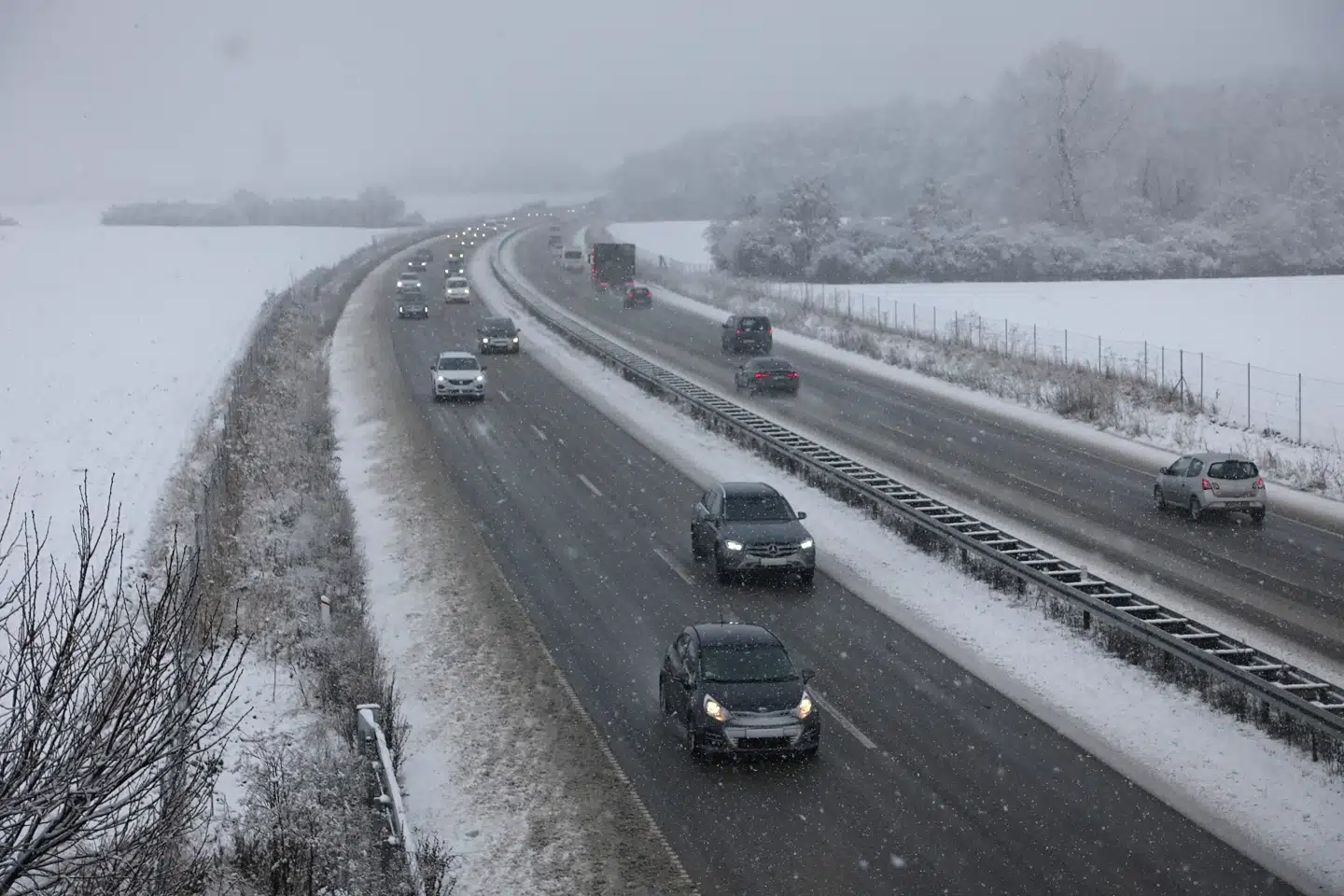 Flere vejstrækninger var fredag aften udfordret af kødannelse på grund af snevejret.